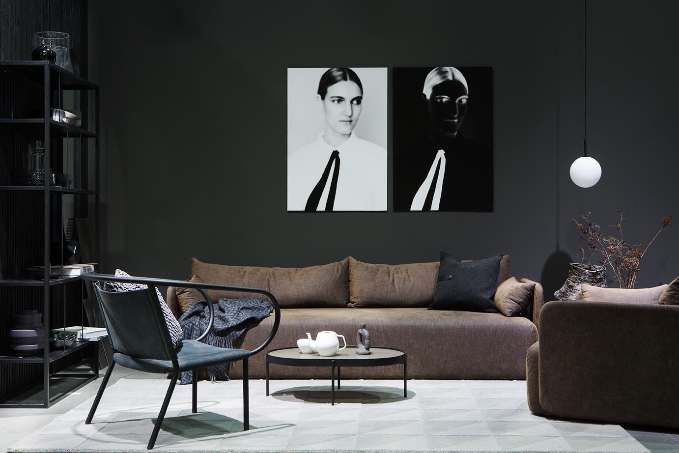 Lekent og uventet Moderne brun sofa og maskulin svart hylle til stuen